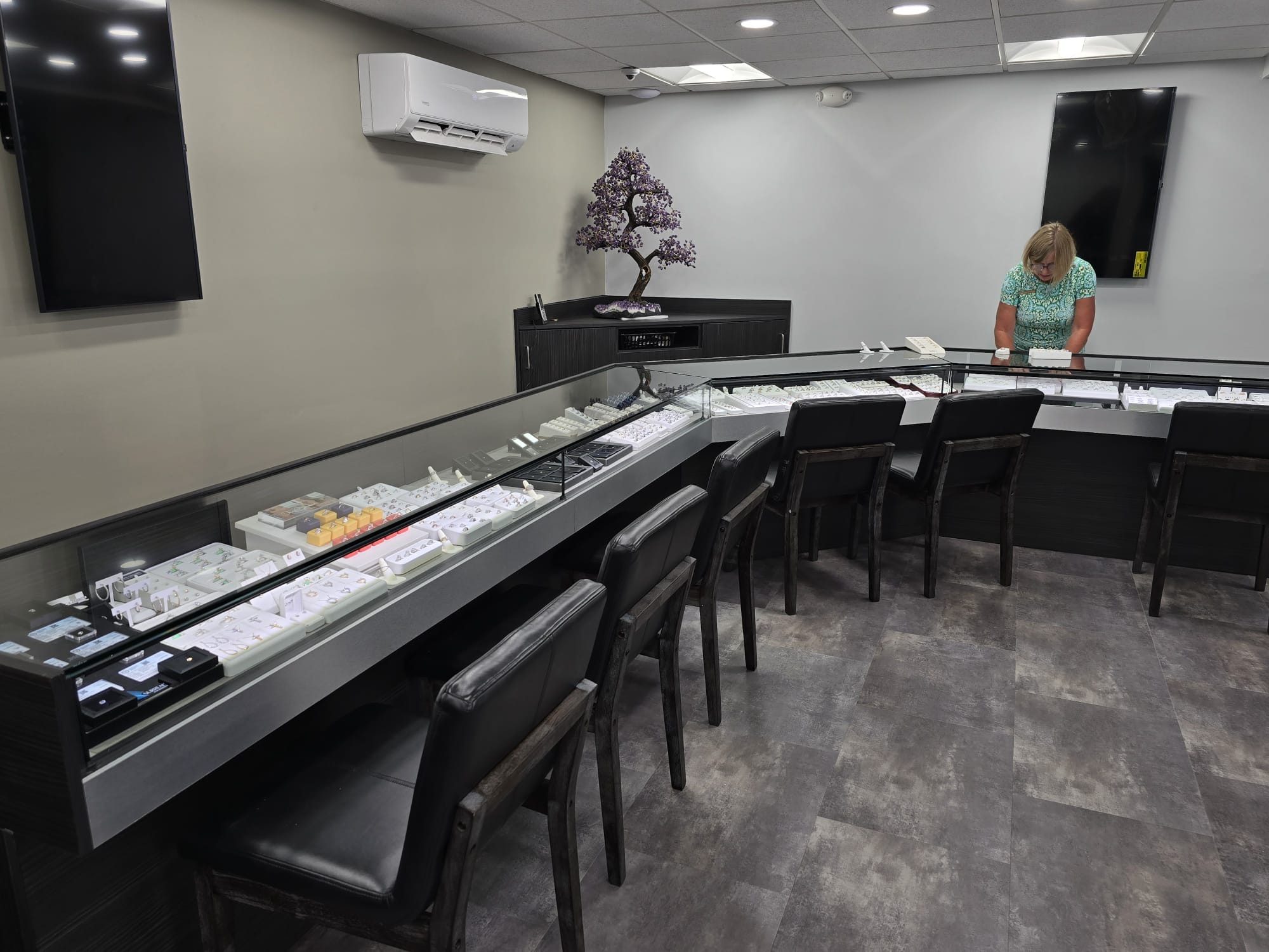 continuous l-shaped display casework