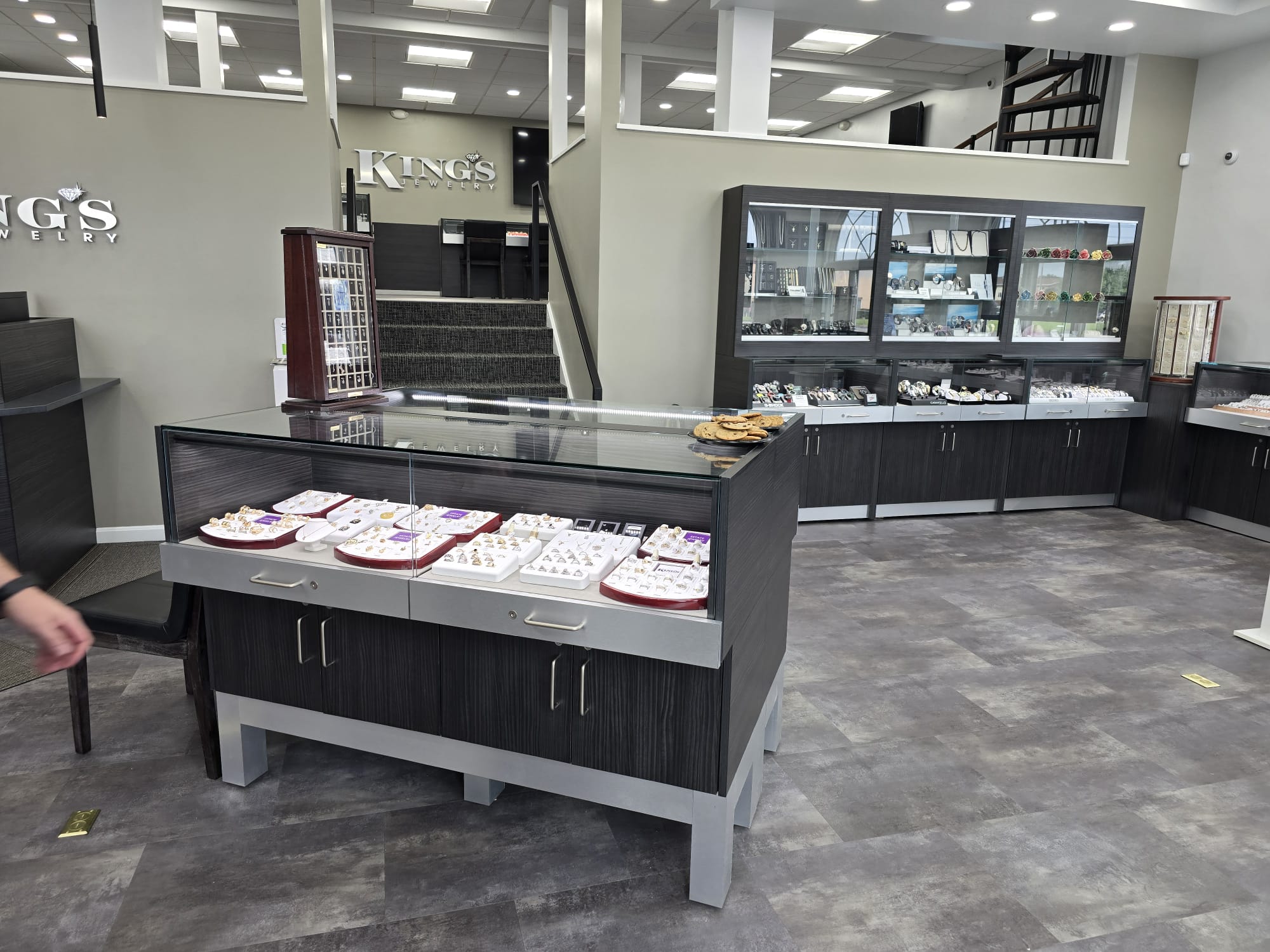 freestanding display island case